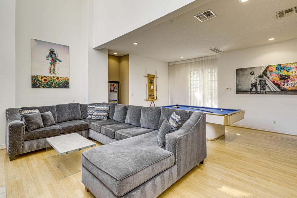 < 2 Mi to Galleria: Spacious Houston Home! Apartment in Harris County