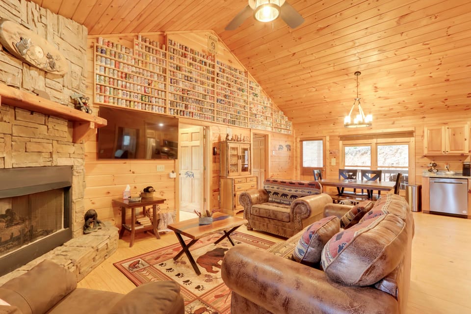 Cottage w/ Hot Tub: 3 Mi to Downtown Blue Ridge! Cottage in Georgia