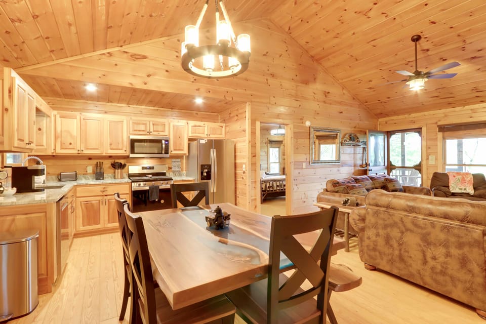 Cottage w/ Hot Tub: 3 Mi to Downtown Blue Ridge! Cottage in Georgia
