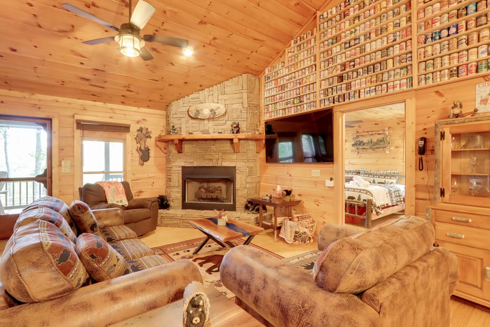 Cottage w/ Hot Tub: 3 Mi to Downtown Blue Ridge! Cottage in Georgia