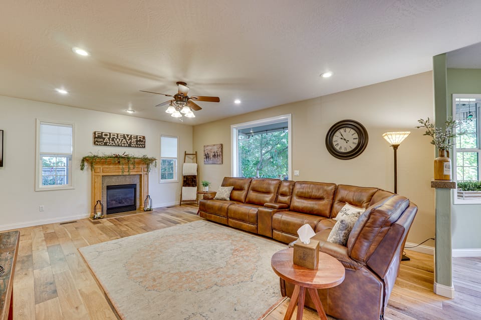 Spacious Home w/ Swim Spa & Deck in Medford! House in Medford