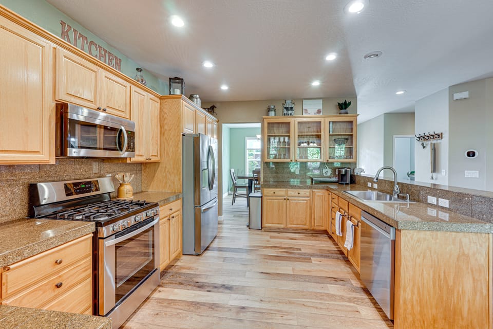 Spacious Home w/ Swim Spa & Deck in Medford! House in Medford