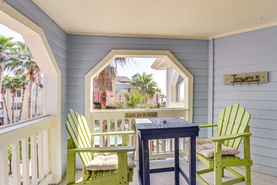 Walk to Babe's Beach! 3rd-Floor Condo w/ Pool Apartment in Galveston Island