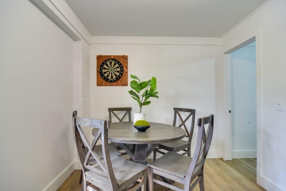 13 Mi to Busch Gardens: Tampa Gem w/ Grill & Yard Apartment in Tampa
