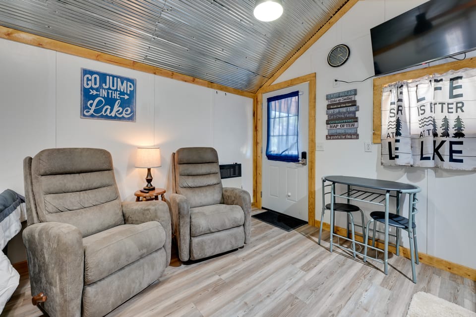 Iowa Tiny Cabin Near Pine Lake State Park Apartment in Iowa