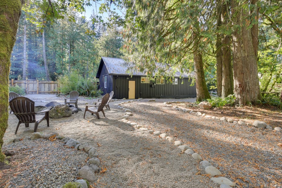 Mt Hood Launchpad! Cozy Retro Rhododendron Cabin House in Clackamas County