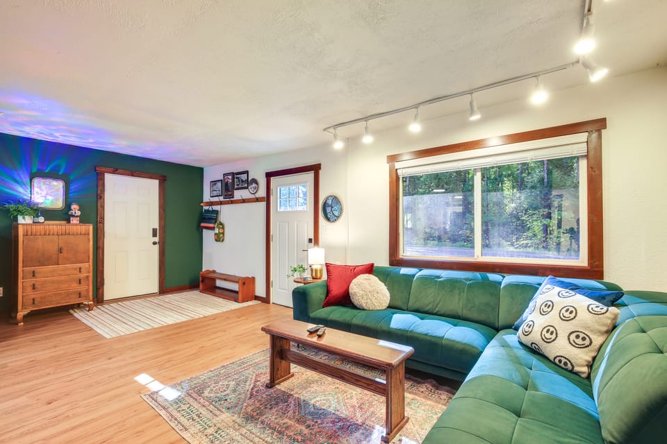 Close to Mt Hood Skibowl: Retro Rhododendron Cabin House in Clackamas County