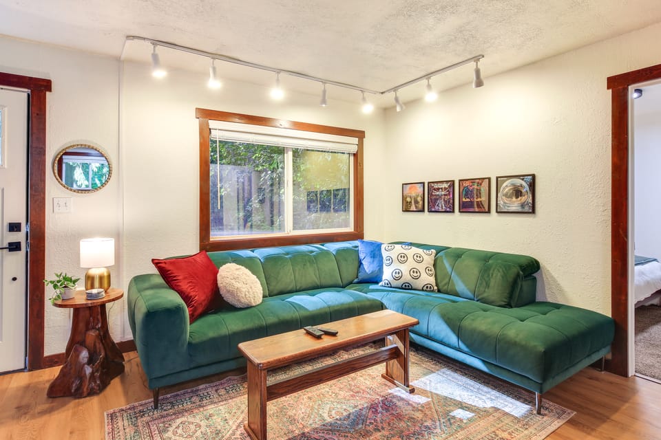 Close to Mt Hood Skibowl: Retro Rhododendron Cabin House in Clackamas County