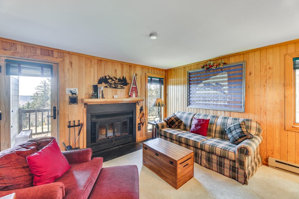 Located in Snowshoe Resort: Townhome w/ Deck! Apartment in Snowshoe