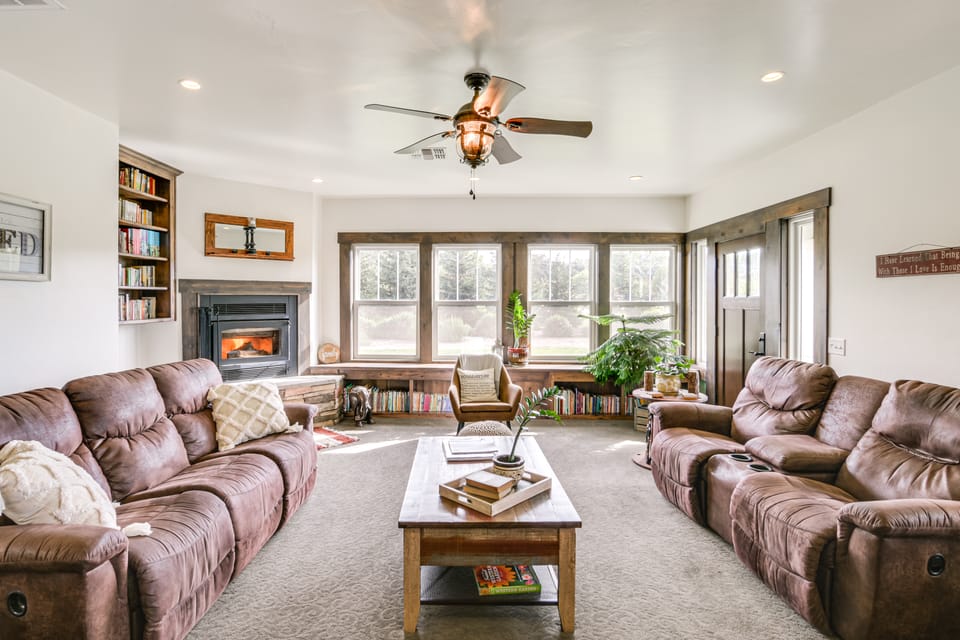 Deck & Fire Pit! Quiet Home Near Sacramento River House in California
