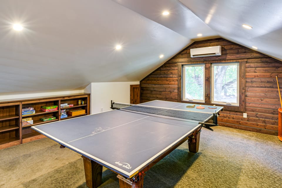 Deck & Fire Pit! Quiet Home Near Sacramento River House in California