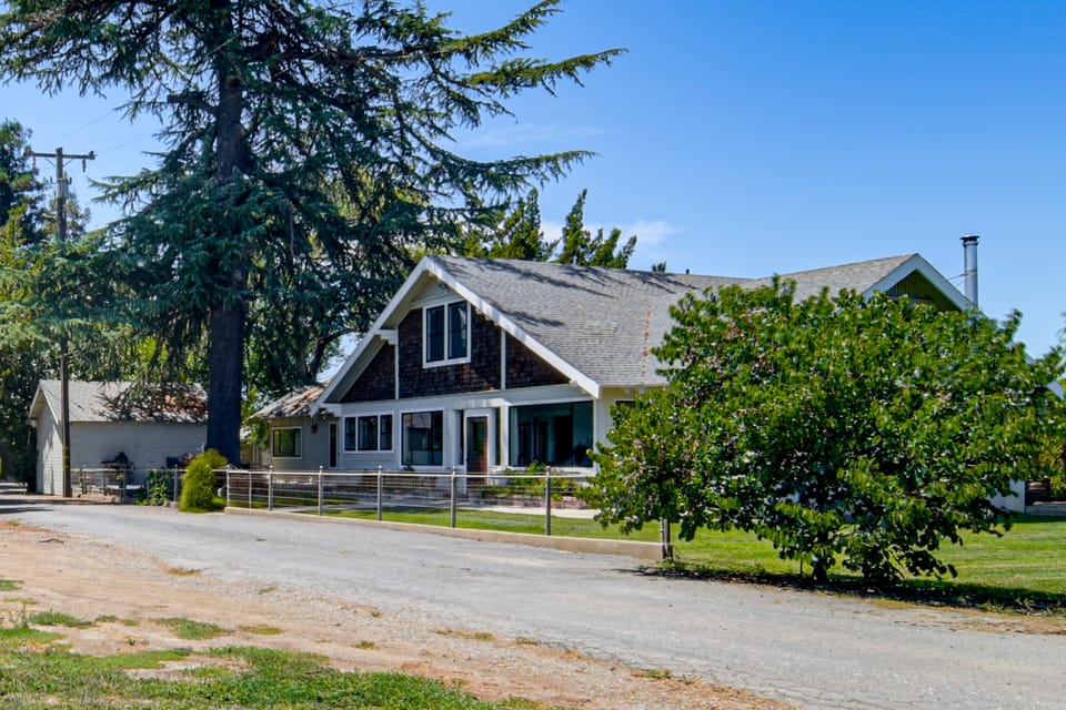 Deck & Fire Pit! Quiet Home Near Sacramento River House in California