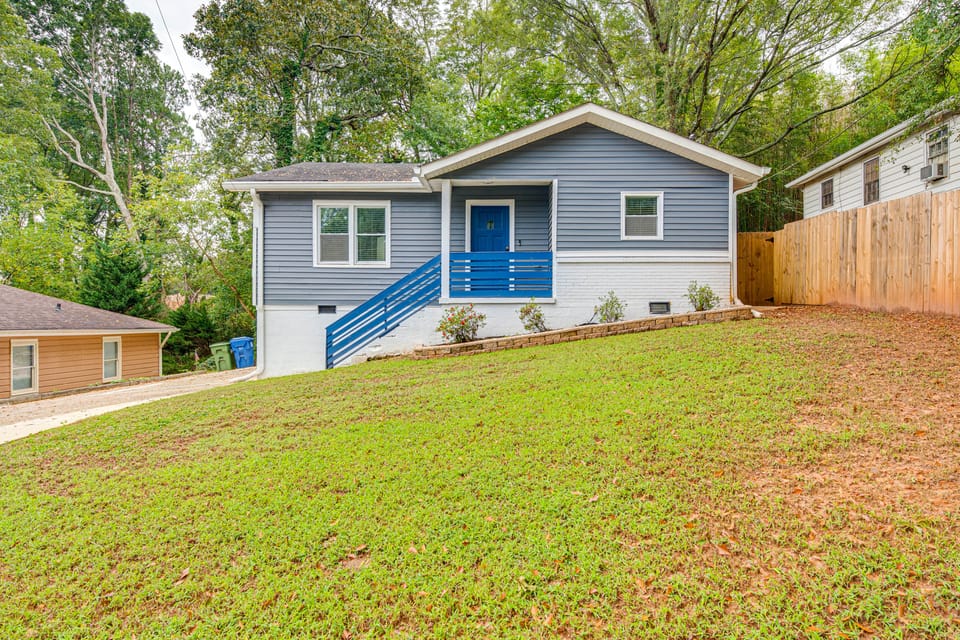 Near Hospitals, Int’l Soccer: ATL Home w/ BBQ Deck House in Atlanta