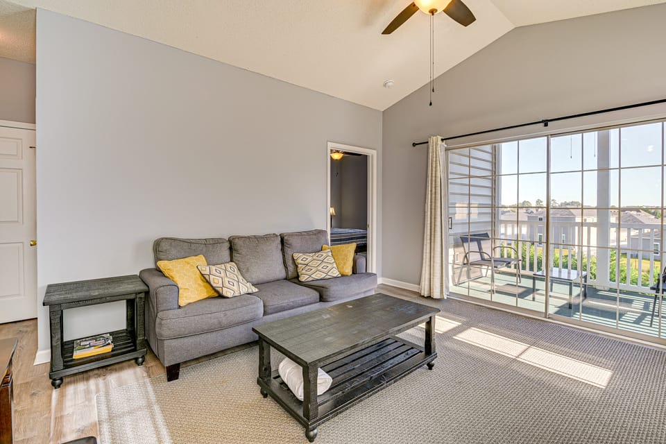 Pool + Hot Tub: Lake-View Condo in Surfside Beach! Apartment in South Carolina