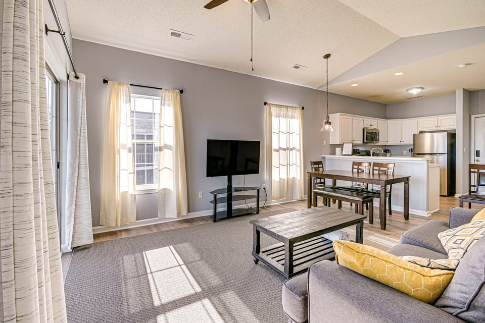 Pool + Hot Tub: Lake-View Condo in Surfside Beach! Apartment in South Carolina