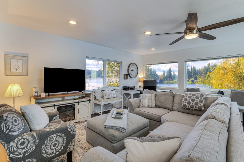 'Lakehouse Living' Waterfront Retreat Near Tacoma House in King County