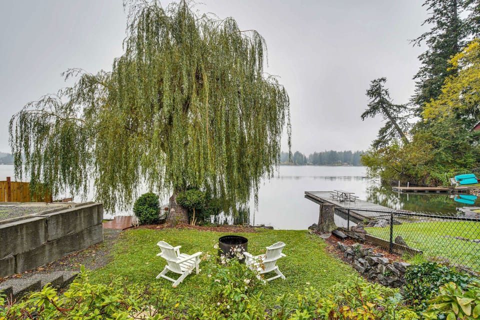 'Lakehouse Living' Waterfront Retreat Near Tacoma House in King County