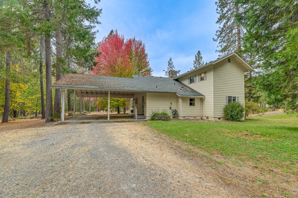 11 Mi to Cathedral Hills: Home w/ Wooded Views! House in Oregon