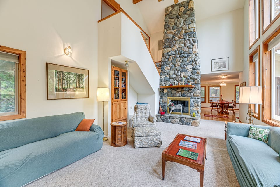 11 Mi to Cathedral Hills: Home w/ Wooded Views! House in Oregon