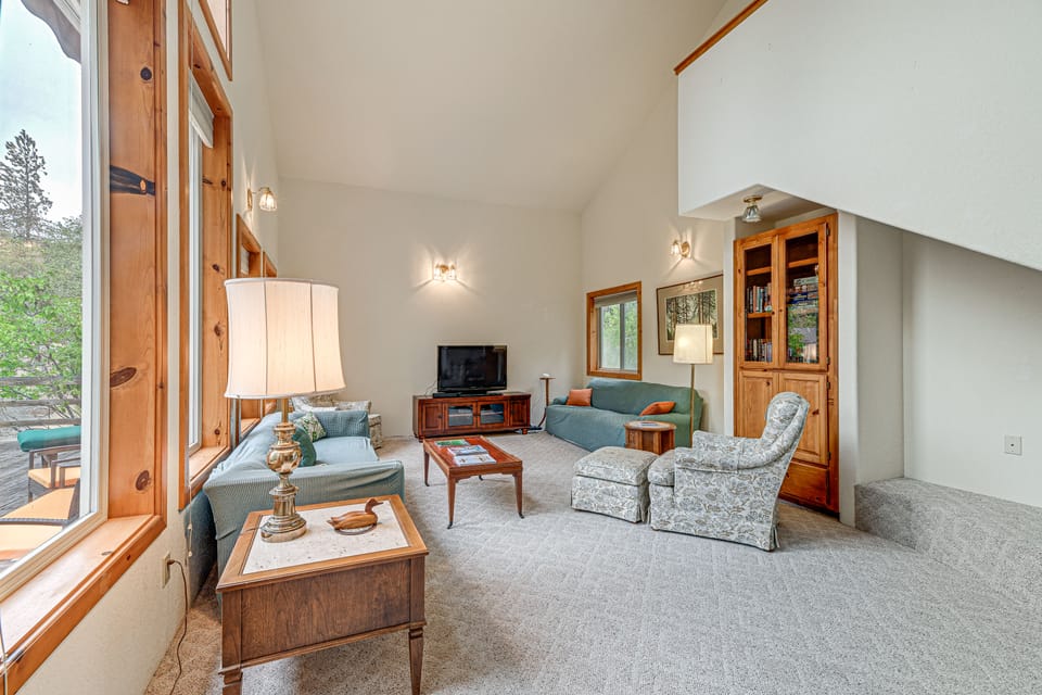 11 Mi to Cathedral Hills: Home w/ Wooded Views! House in Oregon