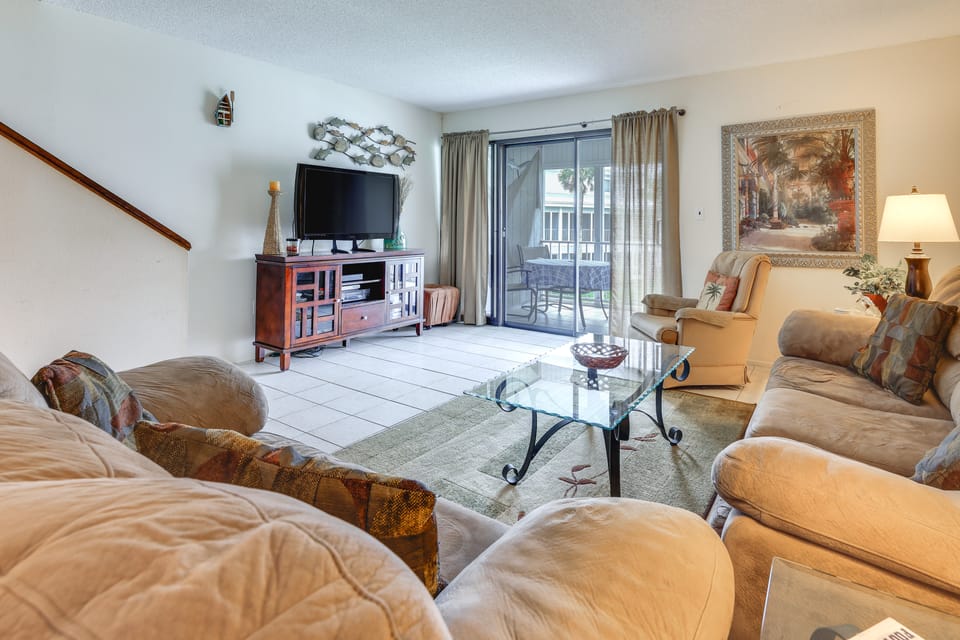 Riverfront Weleka Condo w/ Dock & Pool Access Apartment in Florida