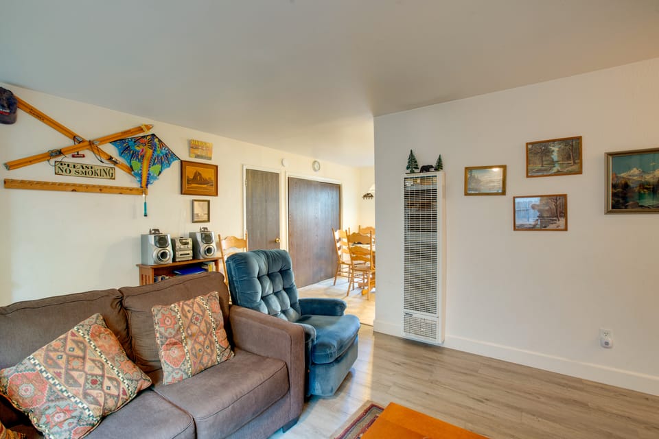 Home 1 Mi to Heavenly Mtn Resort! Unwind Fireside House in South Lake Tahoe