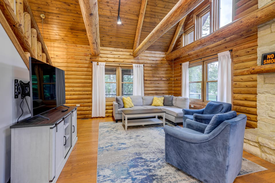 On-Site Lake & Gazebo: Cabin in Yellow Springs! House in Ohio