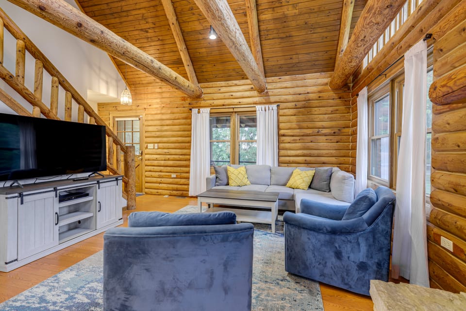 On-Site Lake & Gazebo: Cabin in Yellow Springs! House in Ohio