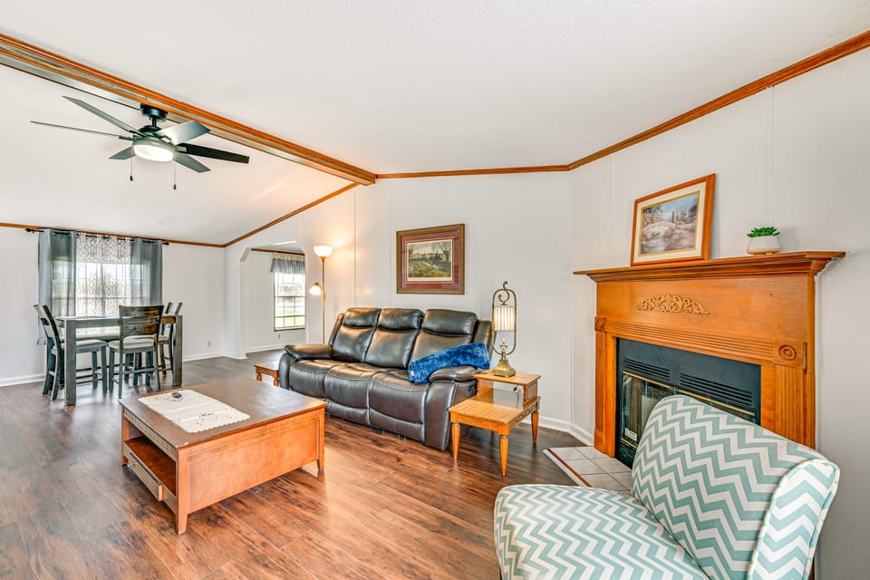 3 Mi to Green River Lake: Quiet Farmhouse w/ Yard House in Kentucky