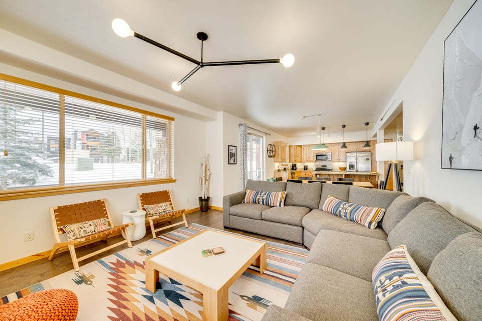 Downtown WP Condo w/ Pool: Steps to Concert Venue! Apartment in Fraser
