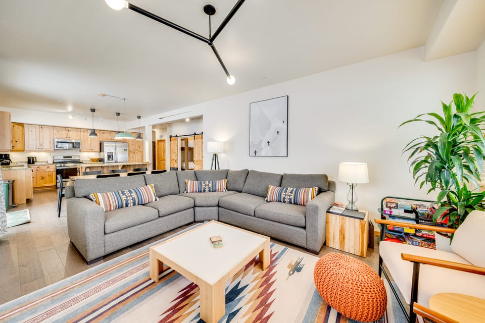 Downtown WP Condo w/ Pool: Steps to Concert Venue! Apartment in Fraser