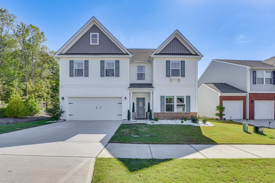 16 Mi to Dtwn Charlotte: Mt Holly Home w/ Grill House in North Carolina