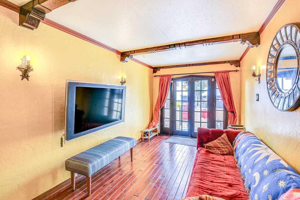1 Mi to Ocean! Home w/ Rooftop Deck in Long Beach House in Long Beach