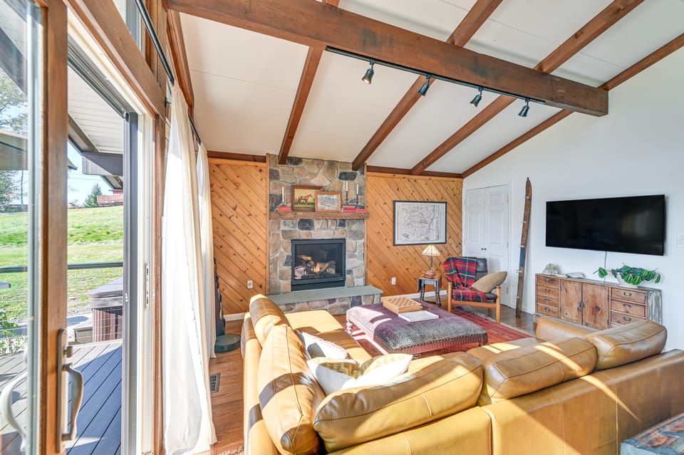Cozy Mtn-View Chalet < 2 Mi to Windham Slopes House in Capital District, NY, USA