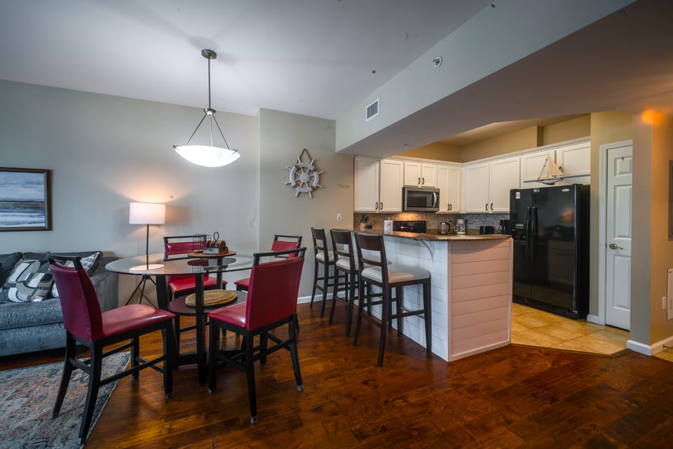 Walk to Beaches: Resort Condo in Destin! Apartment in Destin