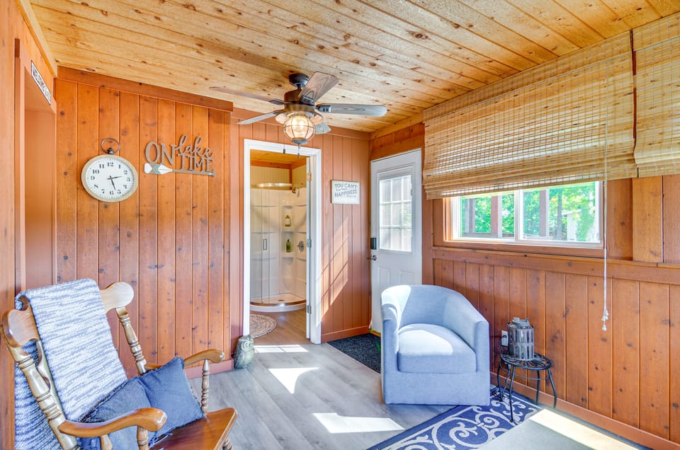Unwind Near the Lake | Fire Pit • Marina Nearby House in Burnside