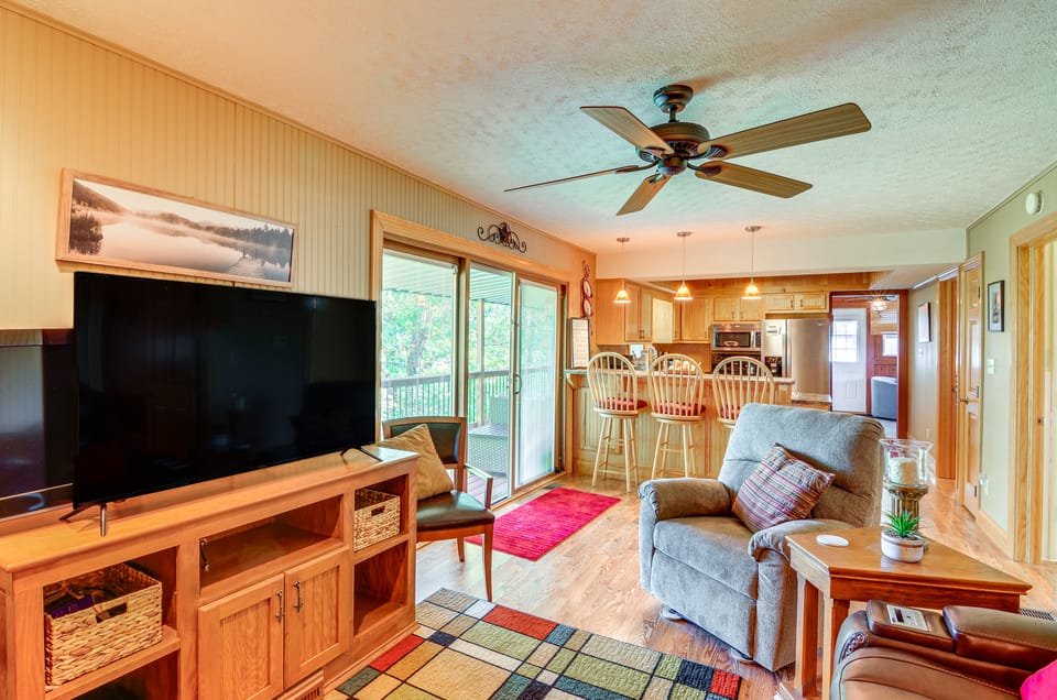 Unwind Near the Lake | Fire Pit • Marina Nearby House in Burnside
