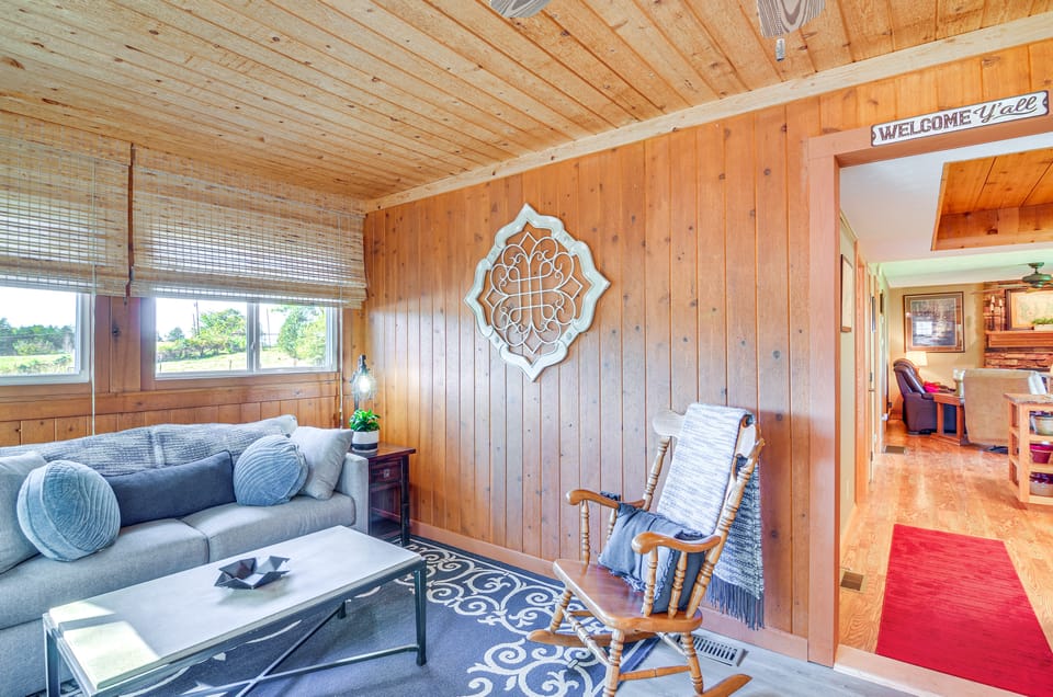 Unwind Near the Lake | Fire Pit • Marina Nearby House in Burnside
