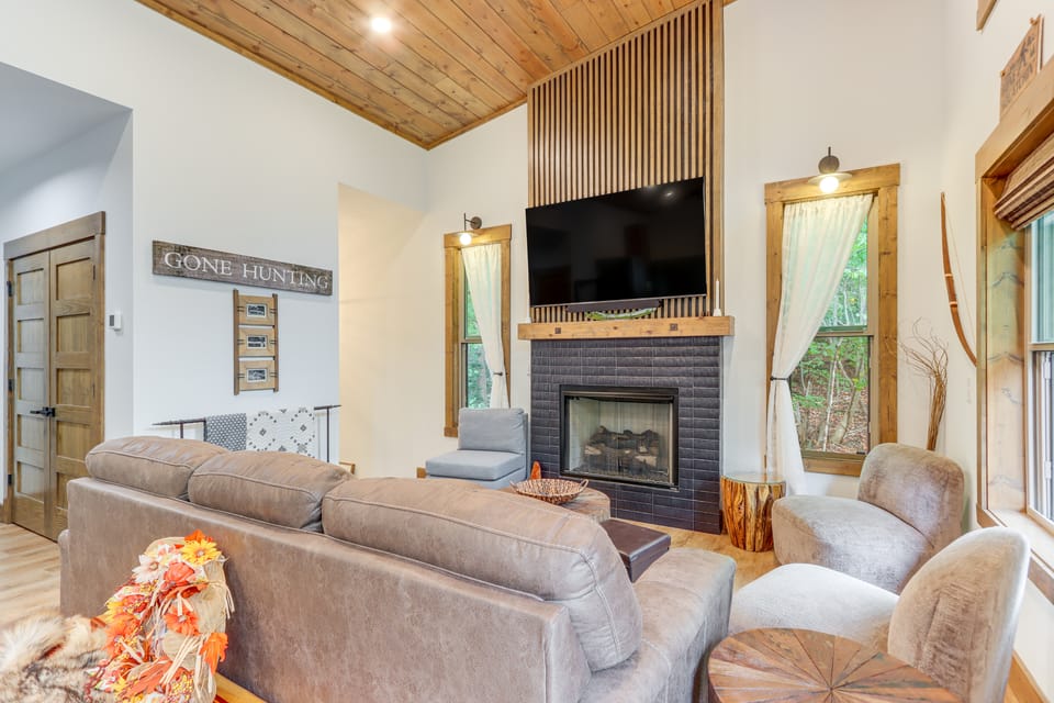 Ellijay Resort Home w/ Hot Tub & Fire Pit! House in Georgia