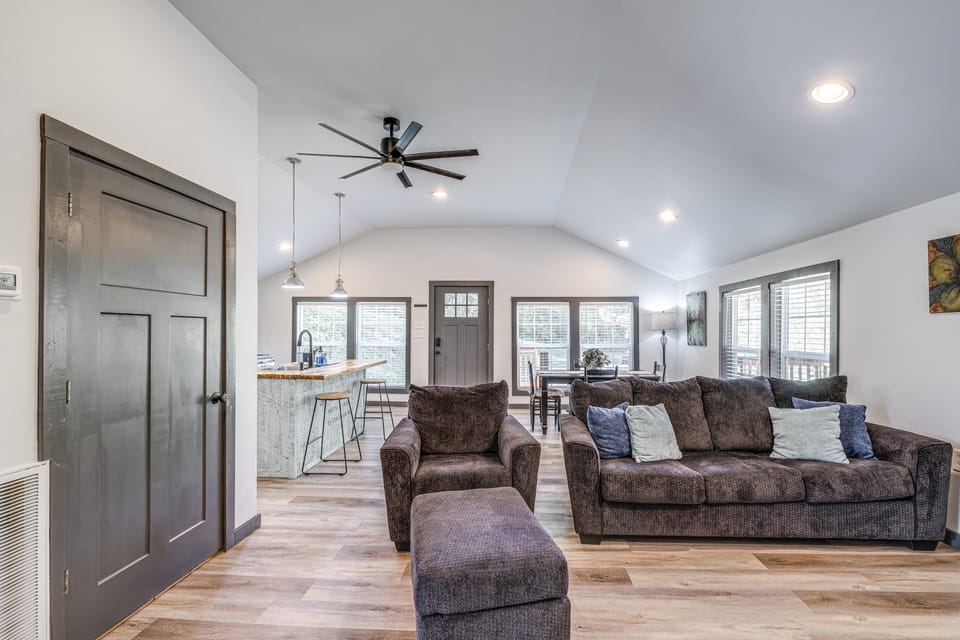 2 Mi to Warm Springs Pools: Home w/ Large Yard! House in Shenandoah Valley