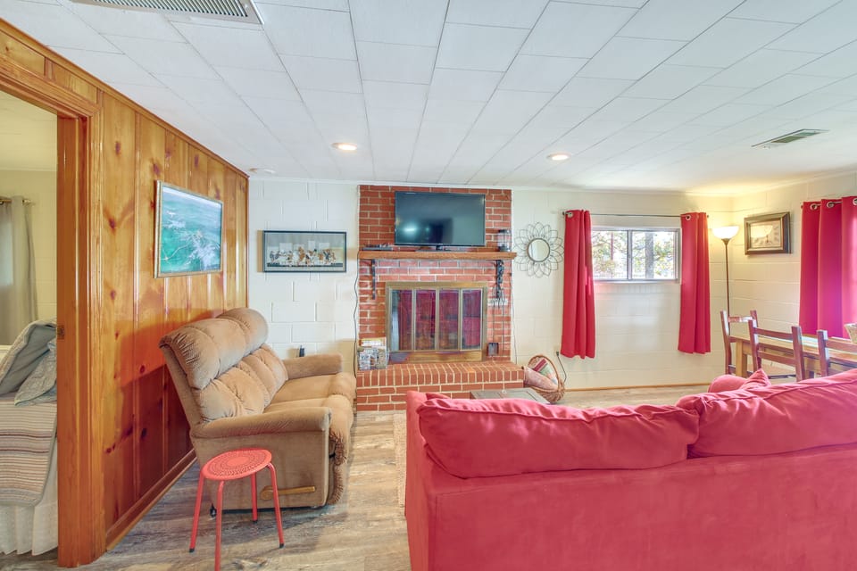 10 Mi to National Park: Patio at Hot Springs Home House in Garland County