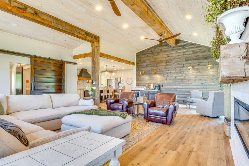 Hope Retreat w/ Furnished Deck Near Parks! House in Indiana