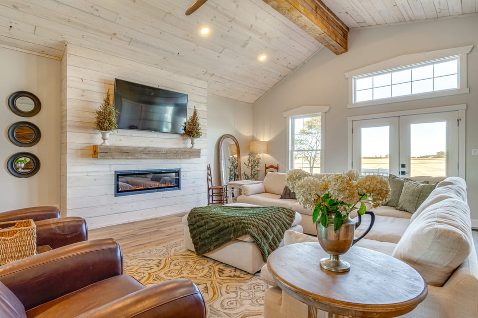 Hope Retreat w/ Furnished Deck Near Parks! House in Indiana