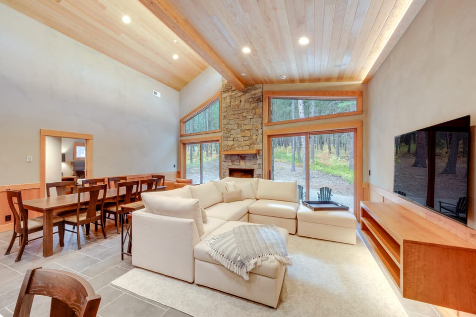 Luxe Valley Home w/ Sauna & Hot Tub Near Mazama House in Washington