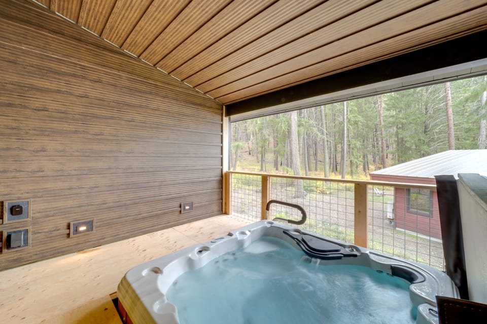 Luxe Valley Home w/ Sauna & Hot Tub Near Mazama House in Washington