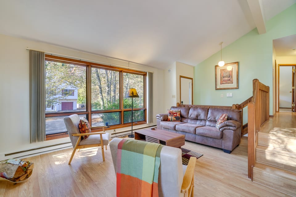 Near Water Parks: Pet-Friendly Tobyhanna Getaway! Cottage in Coolbaugh Township