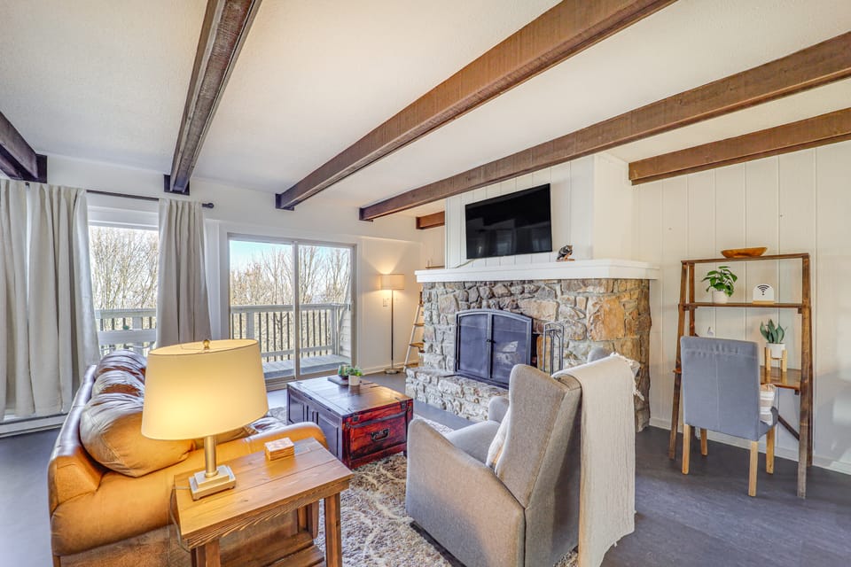 Easy Access to Trails & Golf! Beech Mtn Townhome Apartment in Beech Mountain