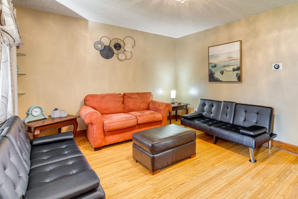 Large Yard & Furnished Deck: Cheektowaga Getaway! House in Cheektowaga