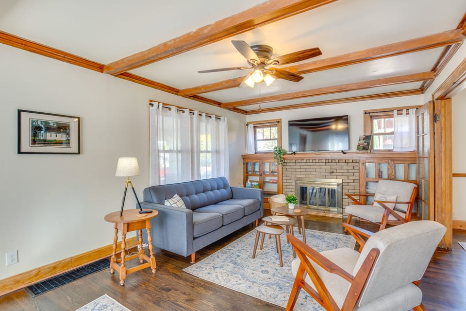 Historic Independence Sq, Walkable 4BR/2BA Home House in Independence