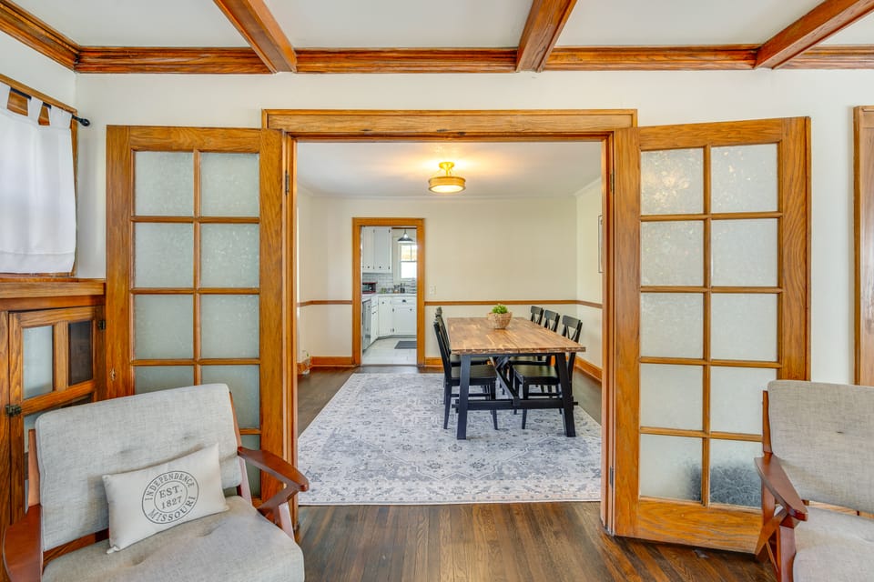 Historic Independence Sq, Walkable 4BR/2BA Home House in Independence